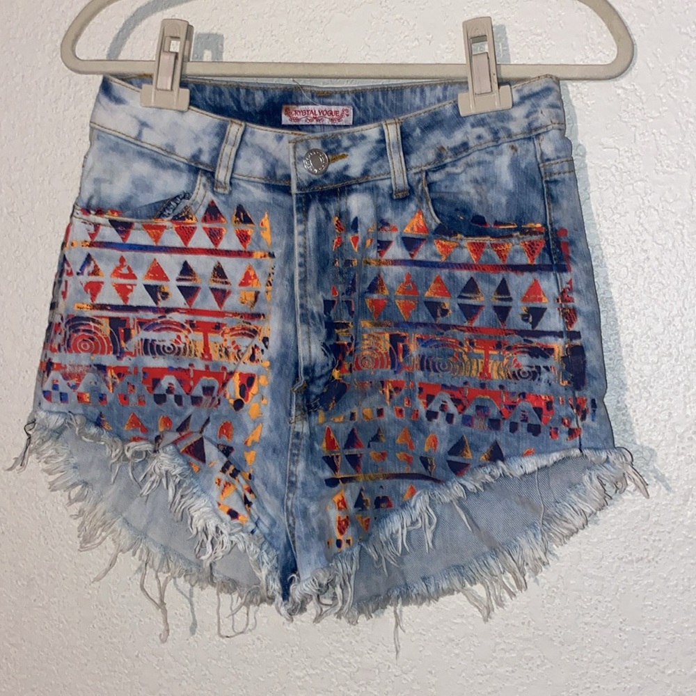 [Crystal Vogue] Aztec distressed shorts